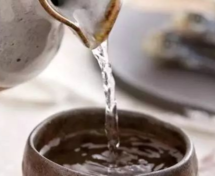 科學(xué)飲用白酒，有益身體健康
